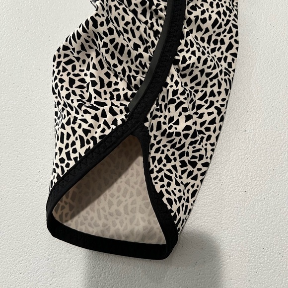 Lululemon  3/4 Real Quick Tight Luxtreme Miss
Mosaic Spot White Black Size 10 - Picture 4 of 11